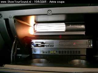 showyoursound.nl - Focal!!!! - Astra coupe - 2_cd_ps2.jpg - 6 CD lader en Playstation 2 in het handschoenkastje!
